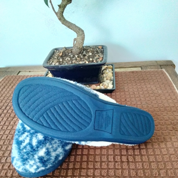 Women's "Northwest Territory" Hard-Soled Slippers. Size 6. Excellent Condition. - Picture 3 of 8